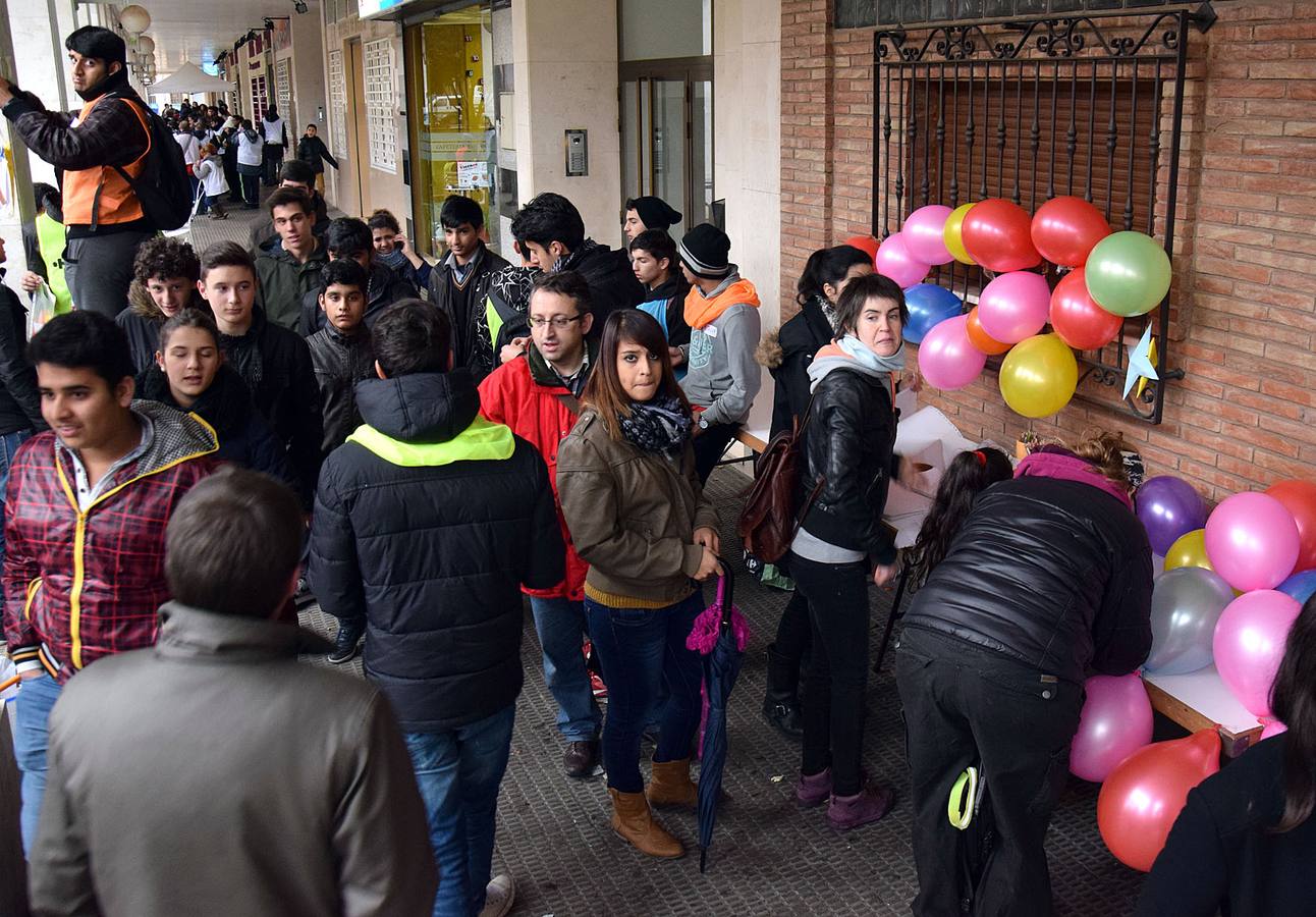 La mañana del Día de la Paz en la plaza Fermín Gurbindo