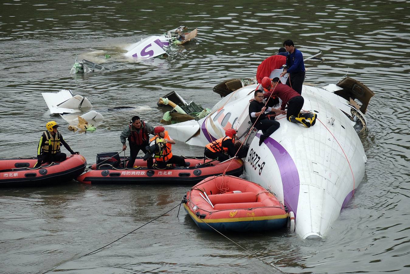 Se estrella un avión con 58 ocupantes en un río de Taiwán. El avión, un ATR-72, cubría el trayecto entre Taipei y Jinmen y se precipitó al río Jilong tras golpear un viaducto. Los servicios de emergencias trabajn en el lugar del impacto buscando supervivientes y atendiendo a los heridos.