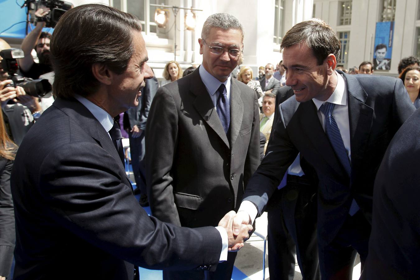 Tomás Gómez saluda al expresidente José María Aznar en la entrega de las Medallas de Oro del Ayuntamiento de Madrid en 2011.