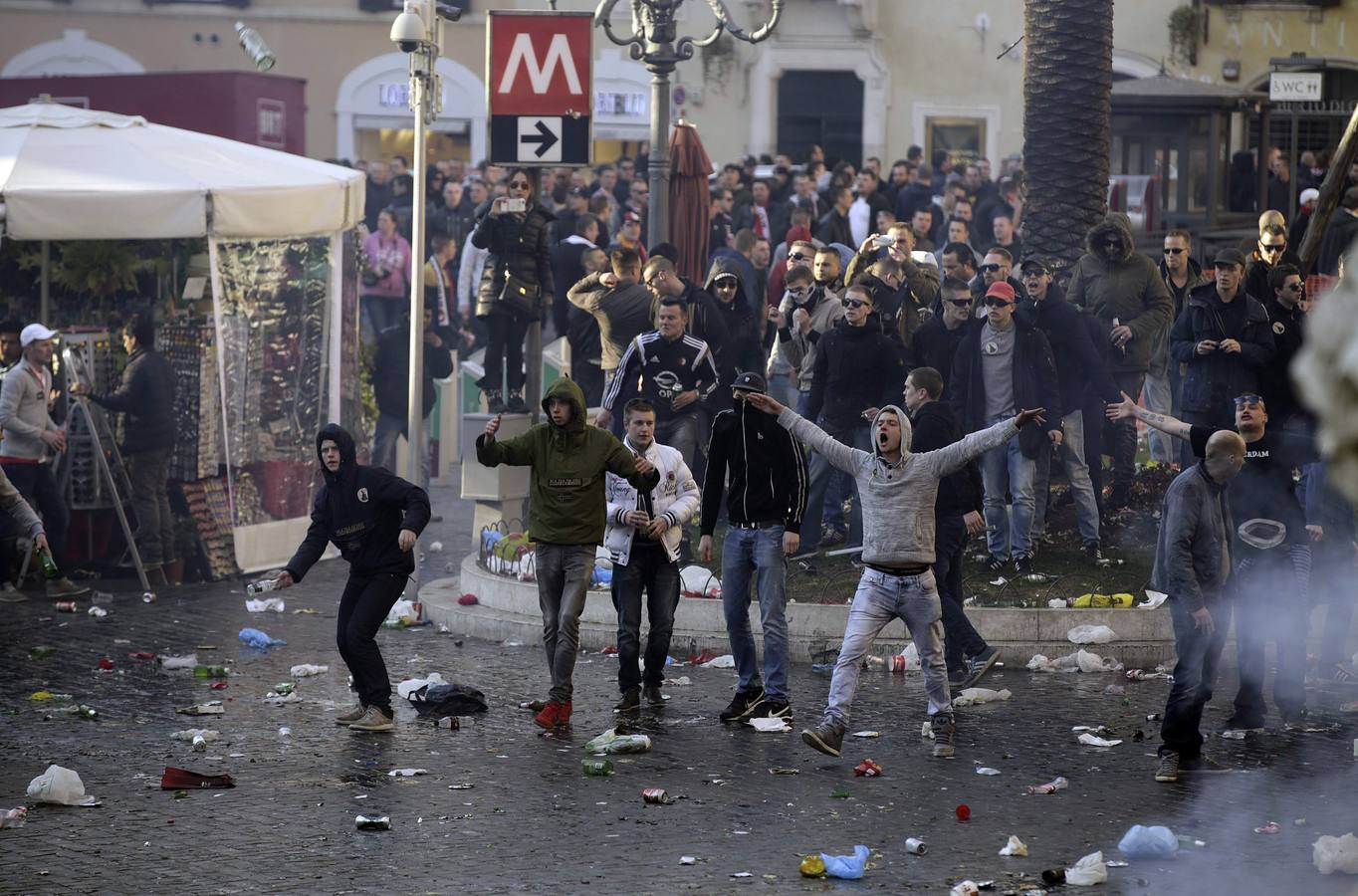 Hinchas del Feyenoord provocan graves disturbios en Roma