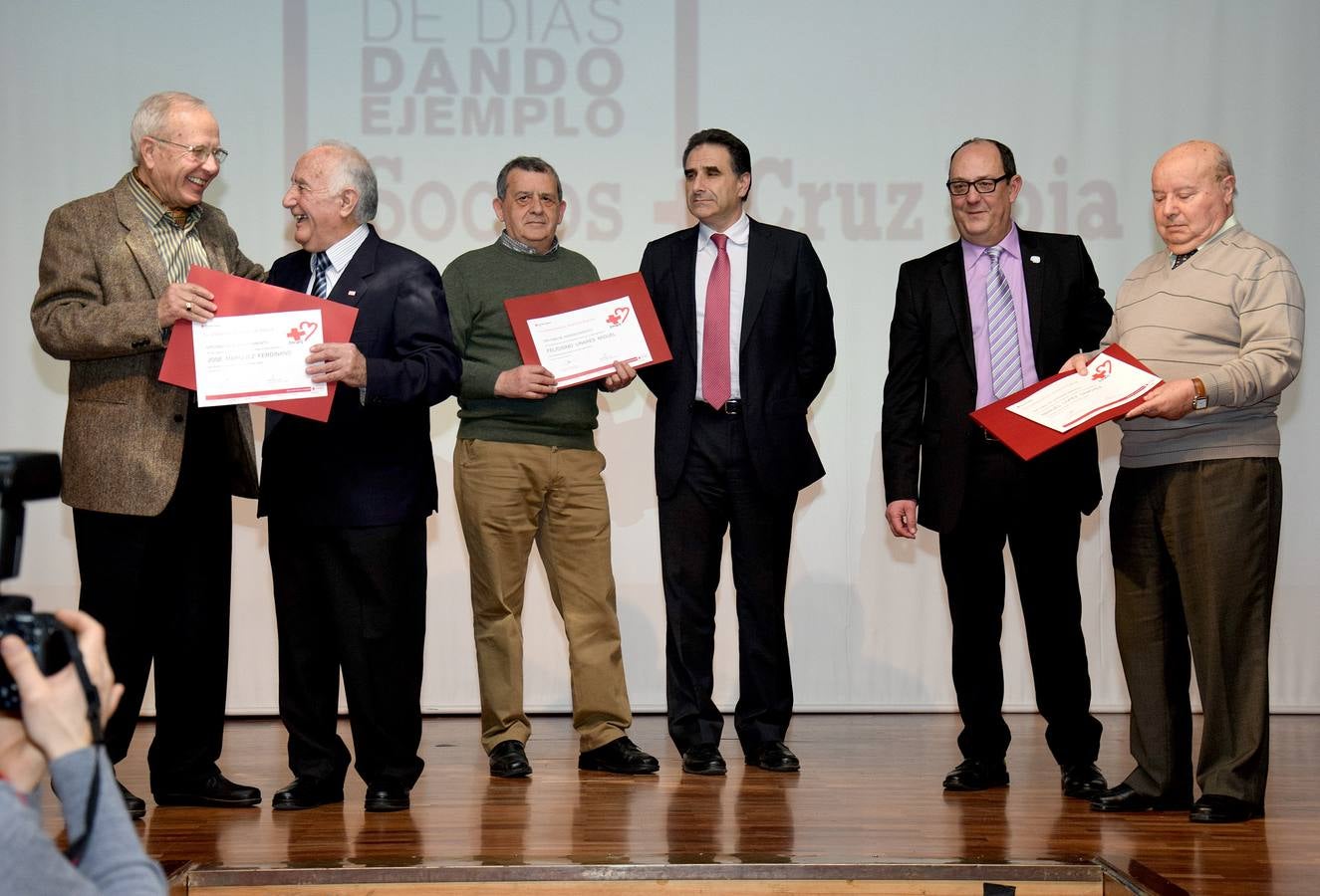 Cruz Roja homenajea a sus socios más veteranos