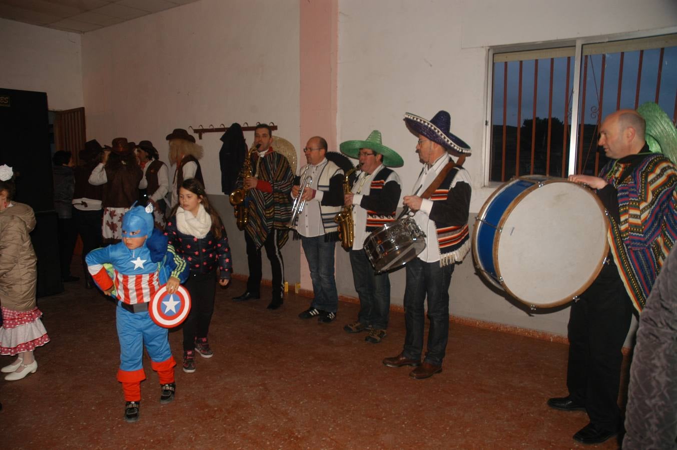 Niños y mayores disfrutan del carnaval en Valverde