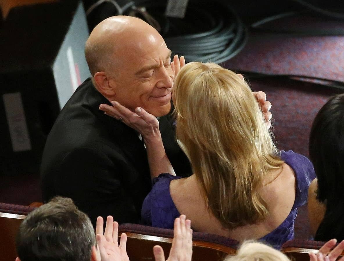 J.K. Simmons recibe las felicitaciones de su esposa tras ganar el Oscar al mejor actor de reparto por 'Whiplash'.