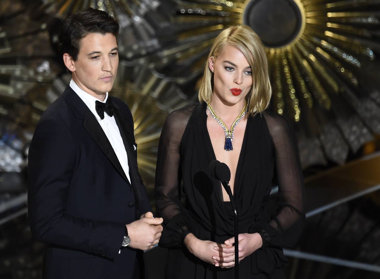 Margot Robbie y Miles Teller presentan uno de los premios.