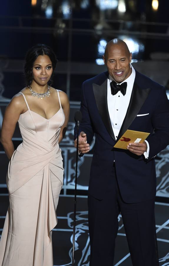 Dwayne 'The Rock' Johnson y Jada Pinkett Smith presentan uno de los premios.