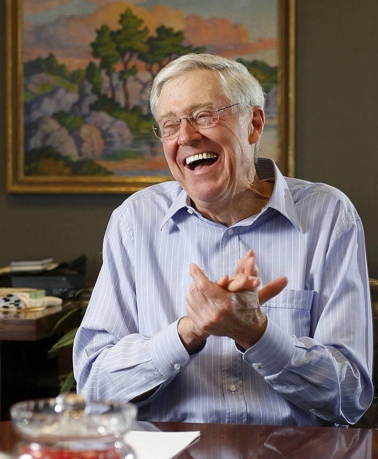 6. Charles Koch. El sexto lugar es para el empresario Charles Koch, con un valor neto de 42.900 millones, gracia la empresa  que comparte con su hermano Koch Industries.