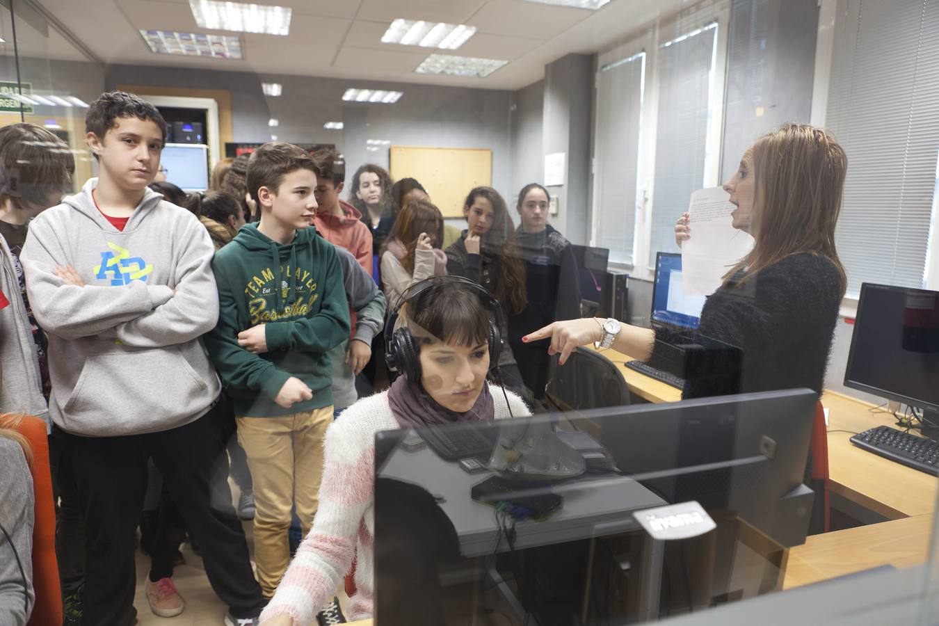 Visita de los alumnos de Escultor Daniel a la multimedia de Diario LA RIOJA