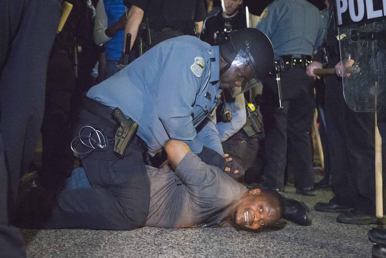 Dos agentes han resultado heridos de gravedad en un tiroteo registrado esta madrugada frente a la central de la Policía de Ferguson (Misuri, EE UU), tras la dimisión del jefe policial y otros dos altos cargos de la ciudad a raíz de las críticas del Departamento de Justicia por discriminación racial.