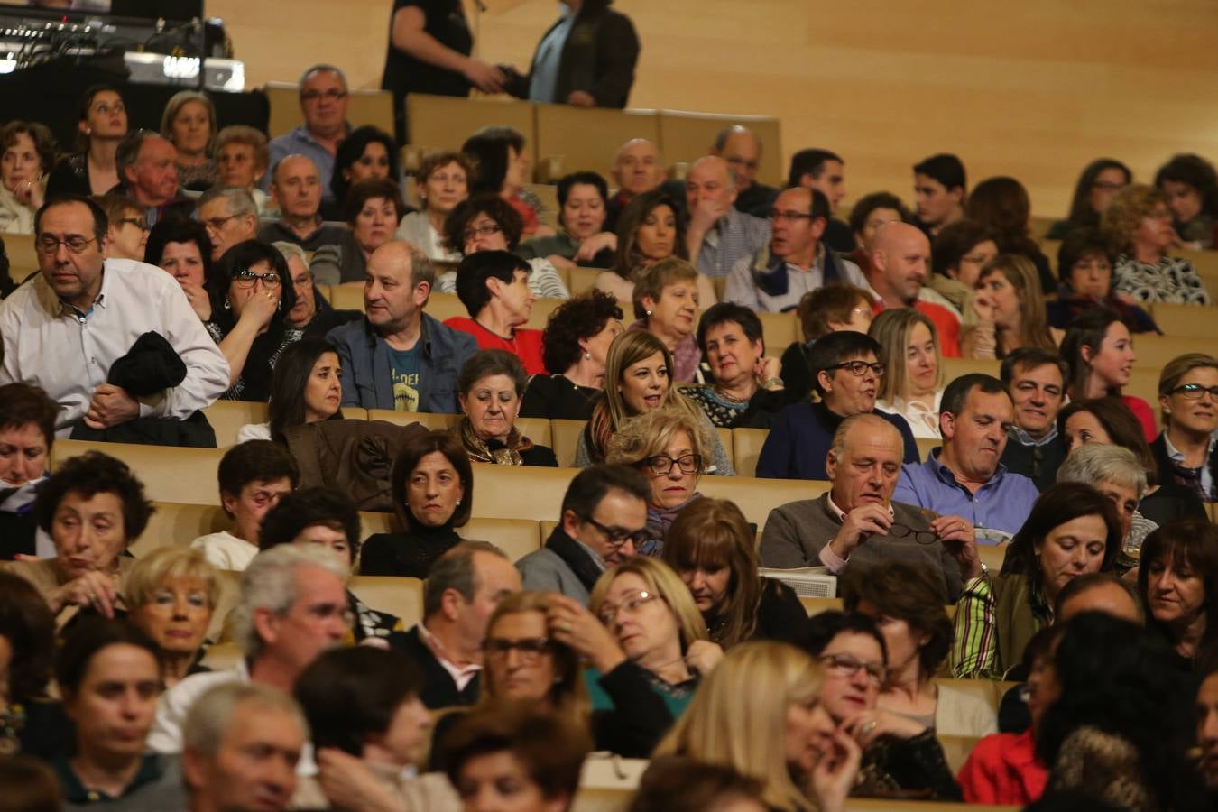 Raphael arranca los aplausos del numeroso público en su concierto en Riojaforum
