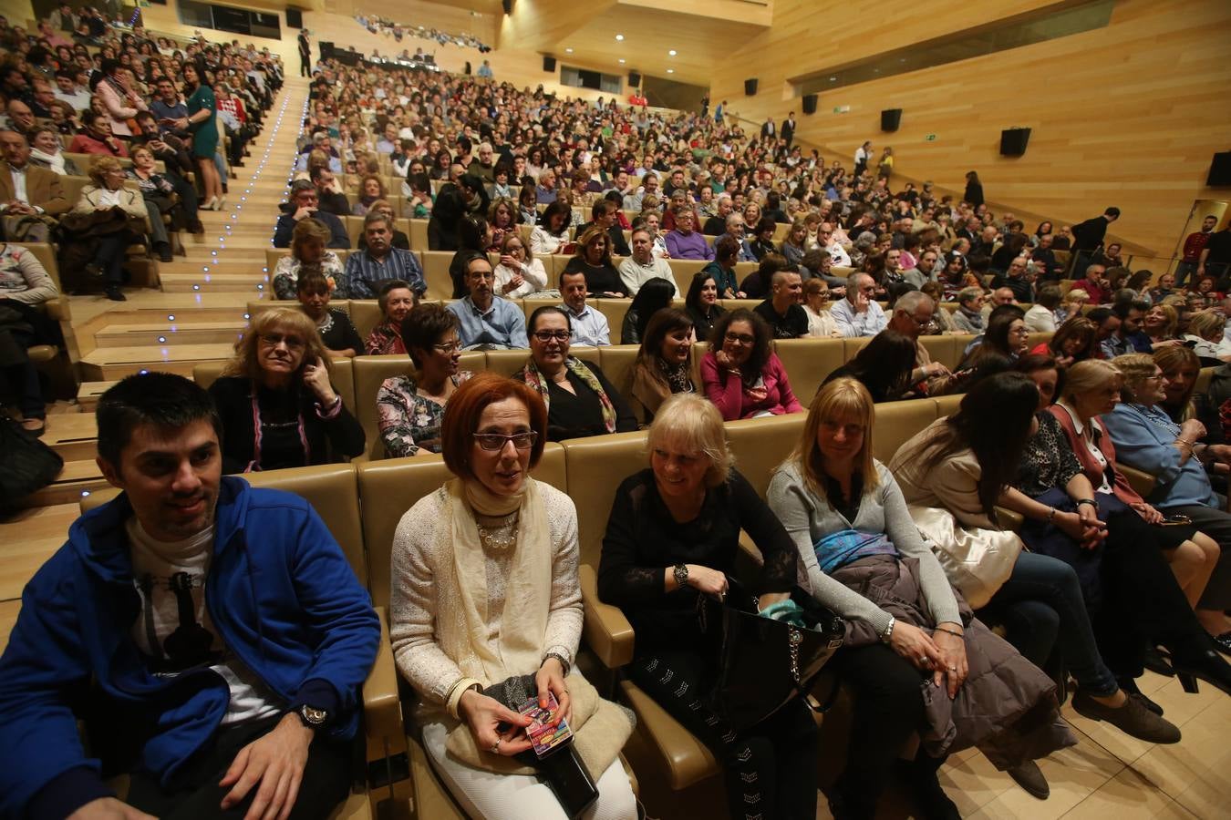 Raphael arranca los aplausos del numeroso público en su concierto en Riojaforum