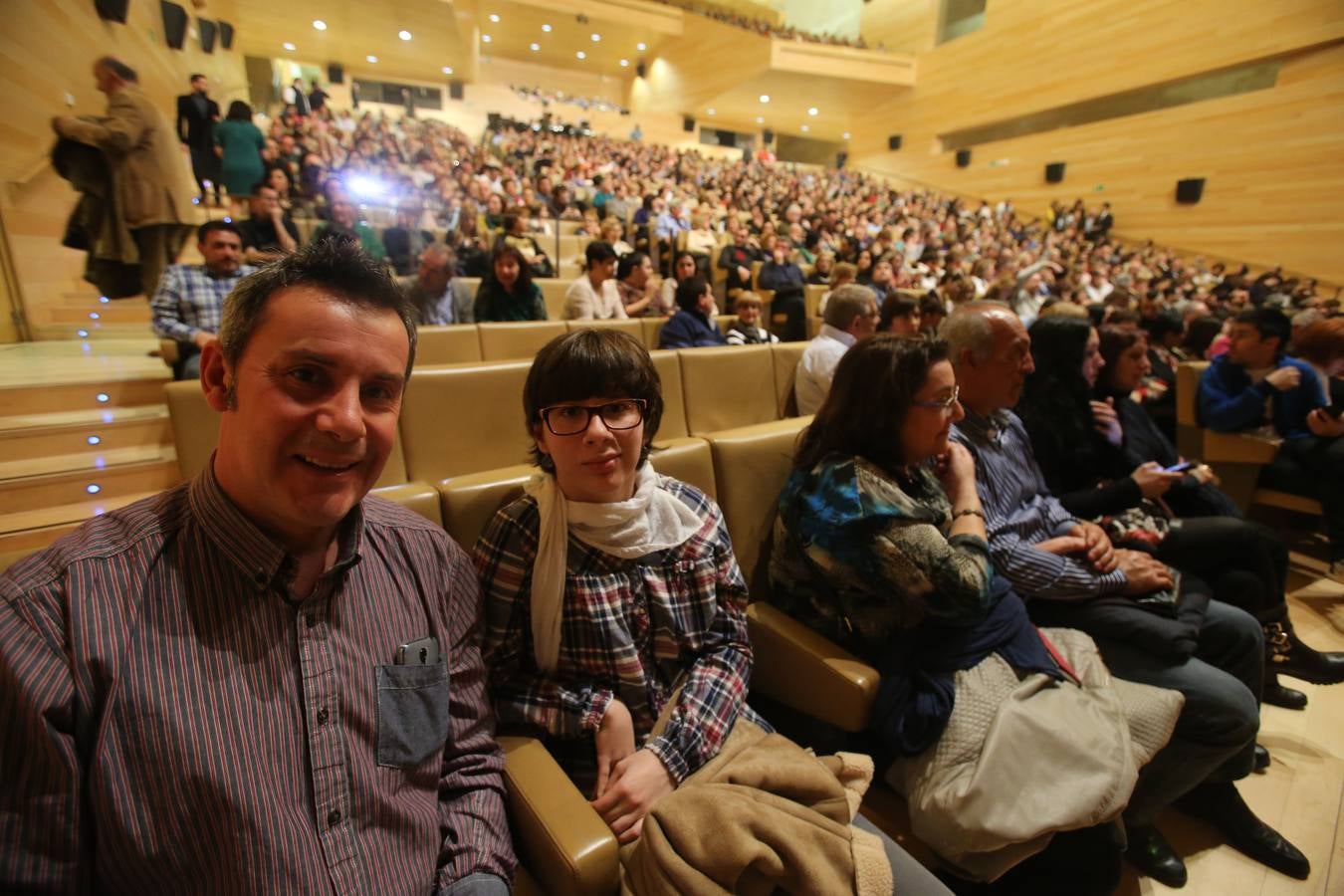Raphael arranca los aplausos del numeroso público en su concierto en Riojaforum