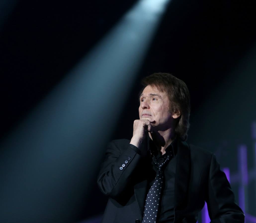 Raphael arranca los aplausos del numeroso público en su concierto en Riojaforum