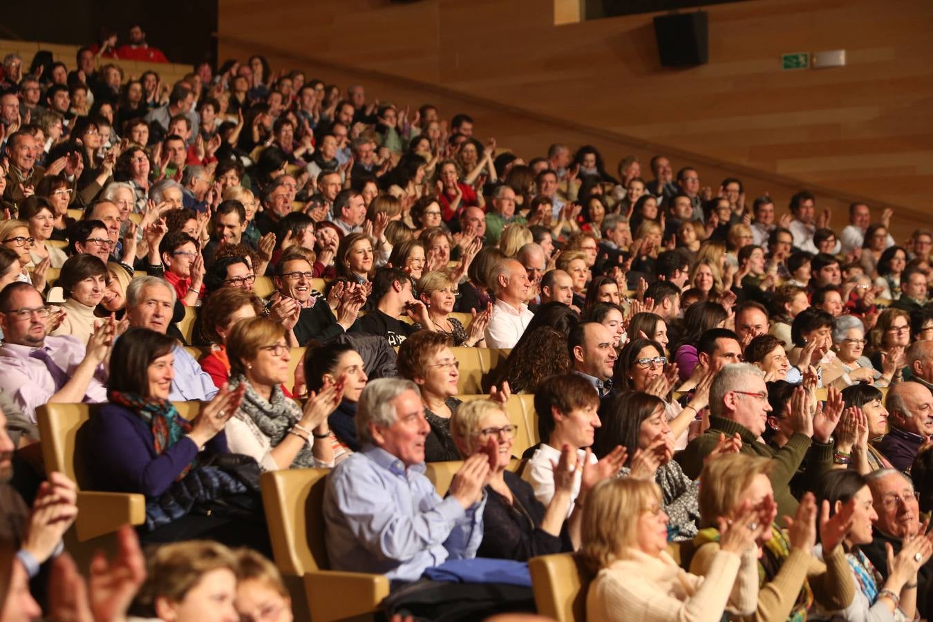 Raphael arranca los aplausos del numeroso público en su concierto en Riojaforum