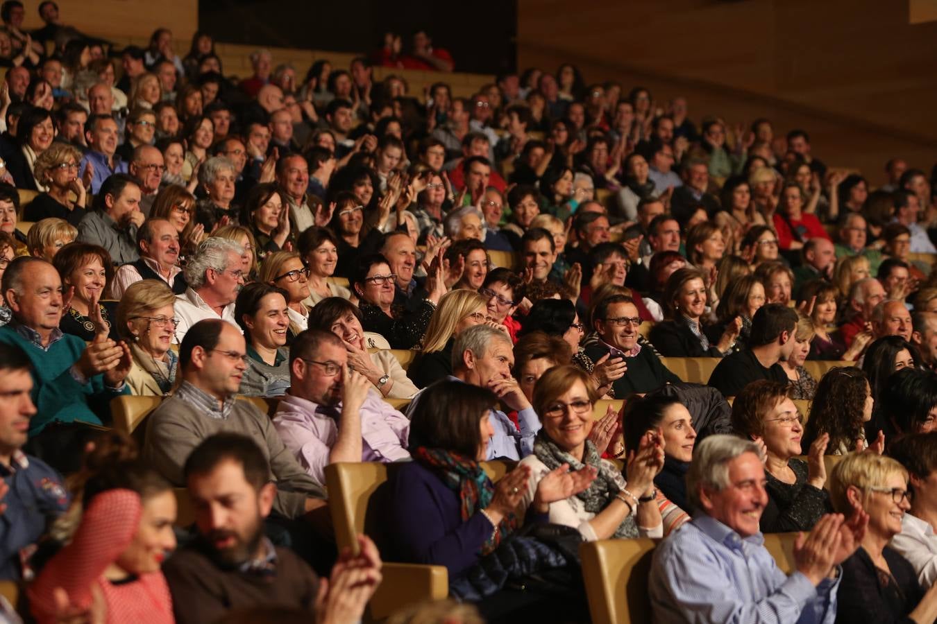 Raphael arranca los aplausos del numeroso público en su concierto en Riojaforum