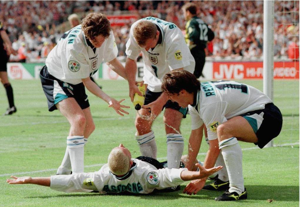 Paul Gascoigne. El exjugador inglés celebró un gol en la Eurocopa de 1996 haciendo 'La Silla del Dentista', nombre que utilizaban los integrantes de la selección para denominar su particular y extrema forma de ingerir alcohol.