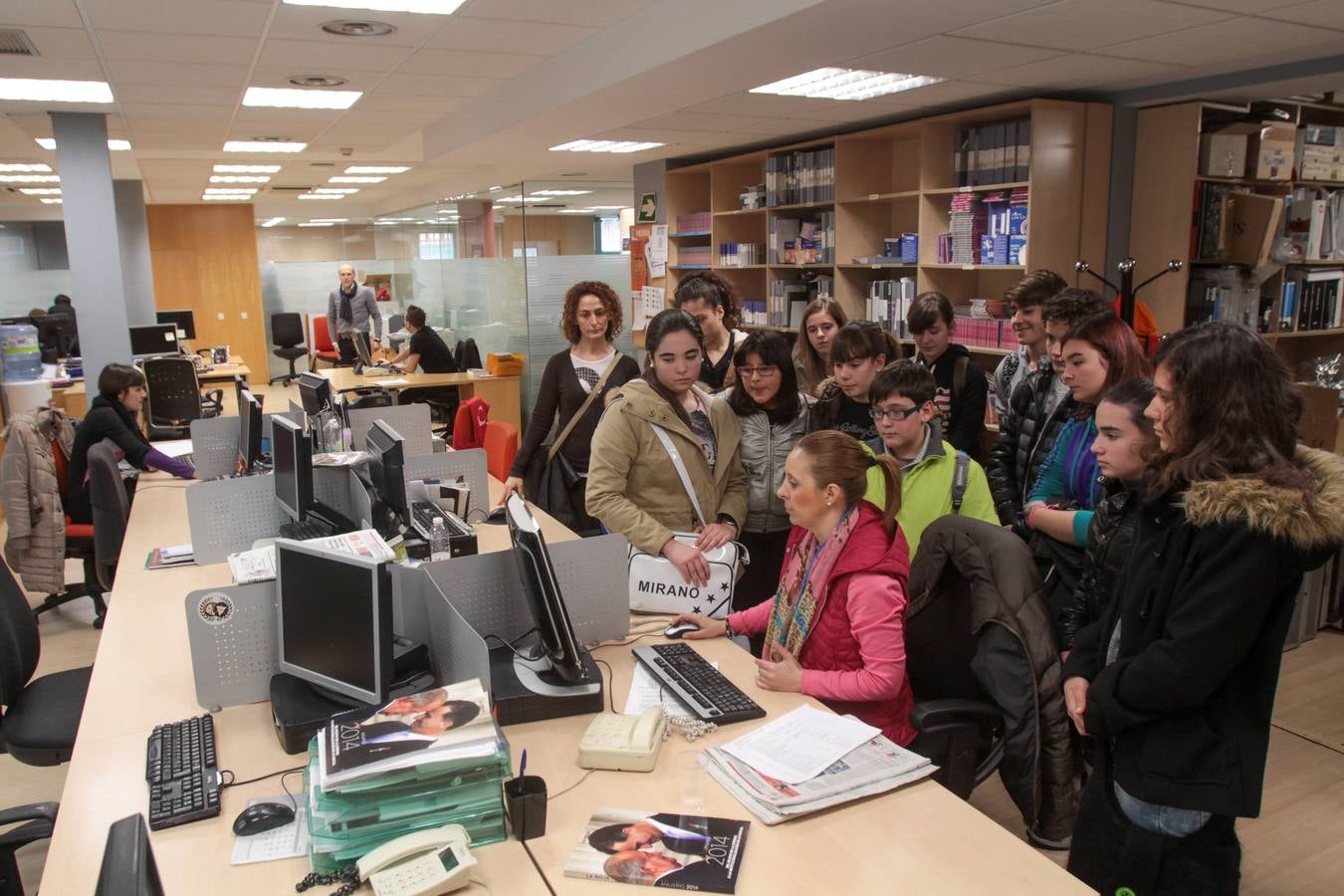 Los alumnos de 1º y 2º de la ESO del IES Gonzalo de Berceo visitan la multimedia de Diario LA RIOJA