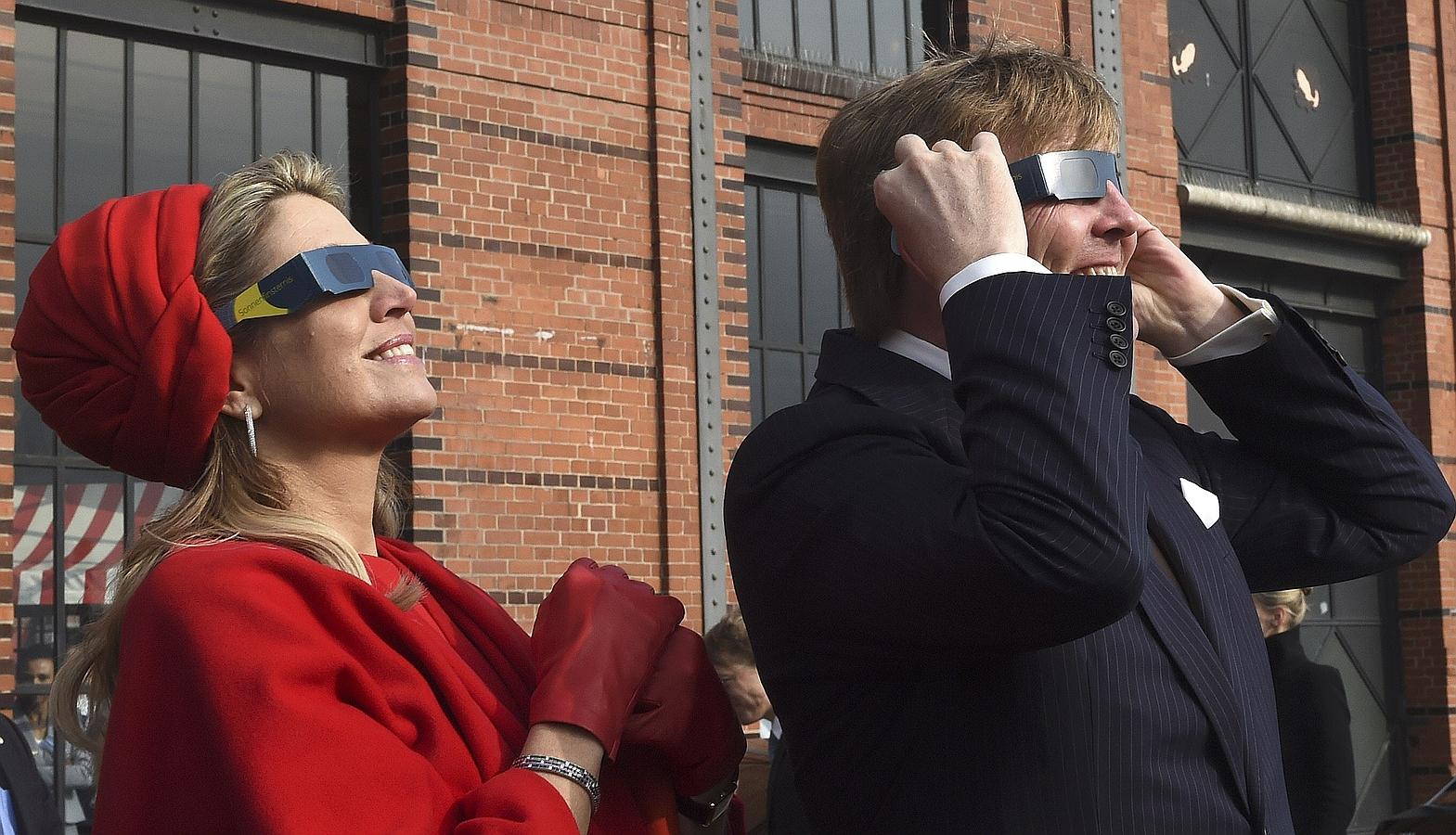 Eclipse solar 2015: Así se ha vivido. HAMBURGO (ALEMANIA). Los reyes de Holanda no han dudado en ponerse las gafas para observar el eclips parcial de sol con el que se despide el invierno en su visita a la localidad alemana de Hamburgo.