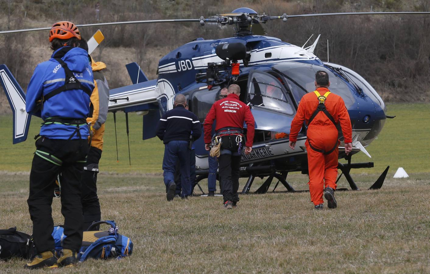 Los equipos de rescate se preparan para acceder a la zona de la tragedia, cerca de Seyne-les-Alpes, en los Alpes franceses.