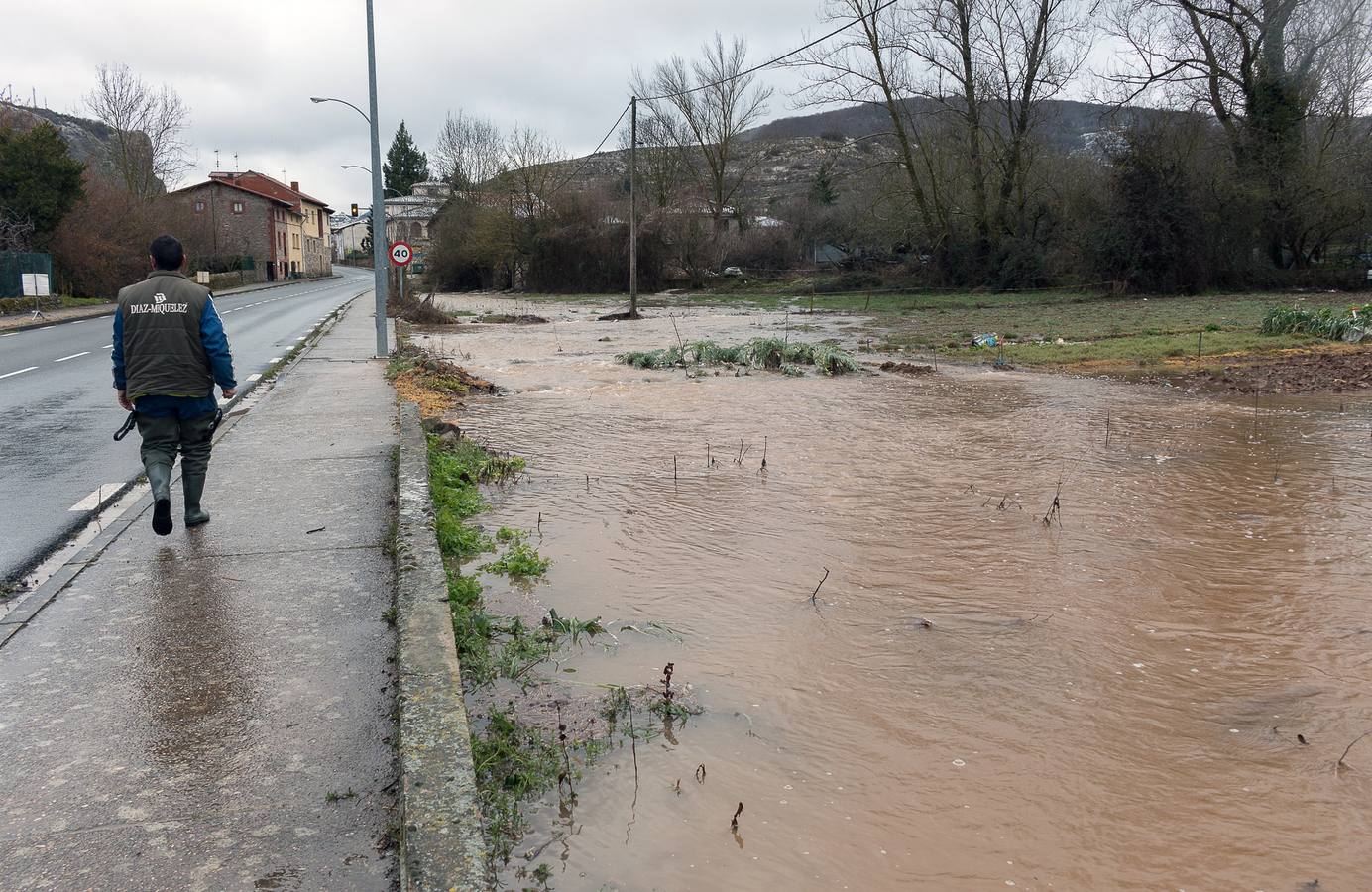 El Oja anega fincas y carreteras en Ojacastro y Santo Domingo