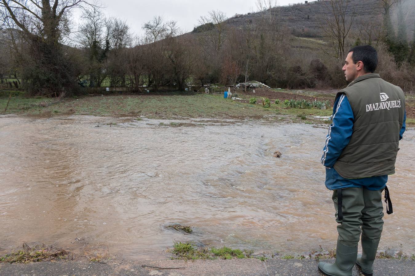 El Oja anega fincas y carreteras en Ojacastro y Santo Domingo