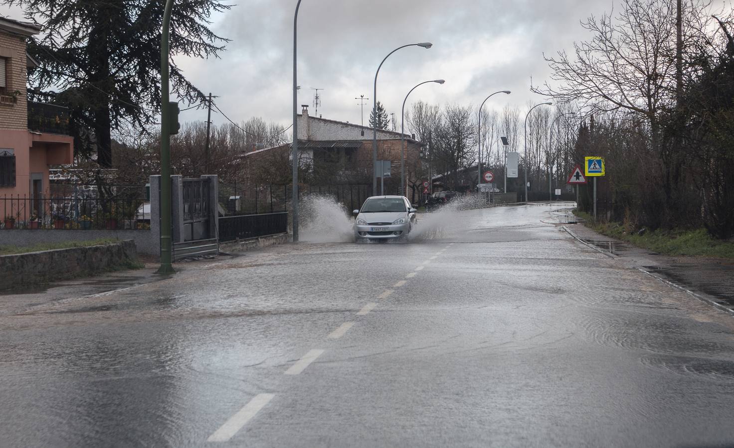 El Oja anega fincas y carreteras en Ojacastro y Santo Domingo