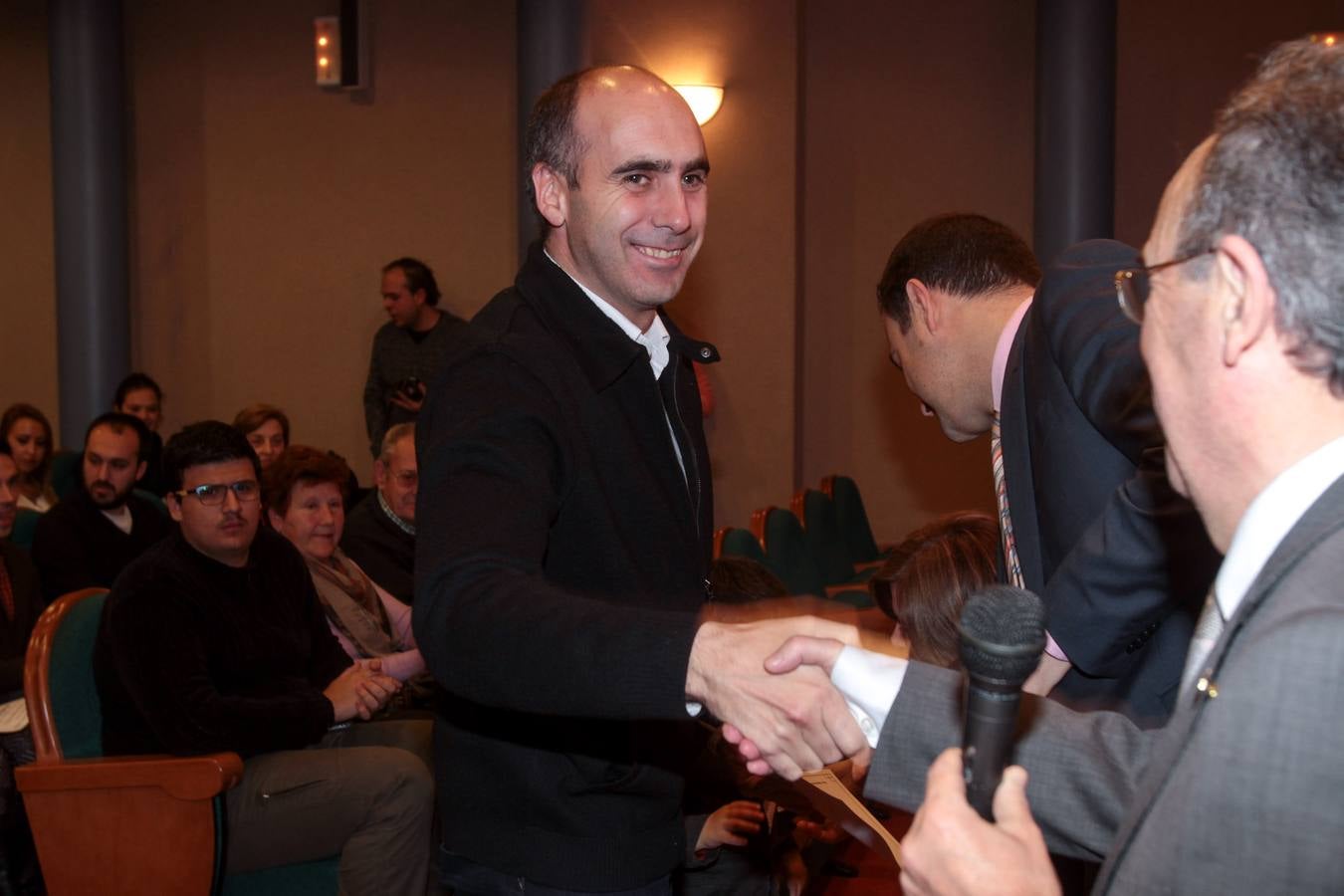 Entrega de diplomas e insignias a los titulados 2013/2014 de de la UNED