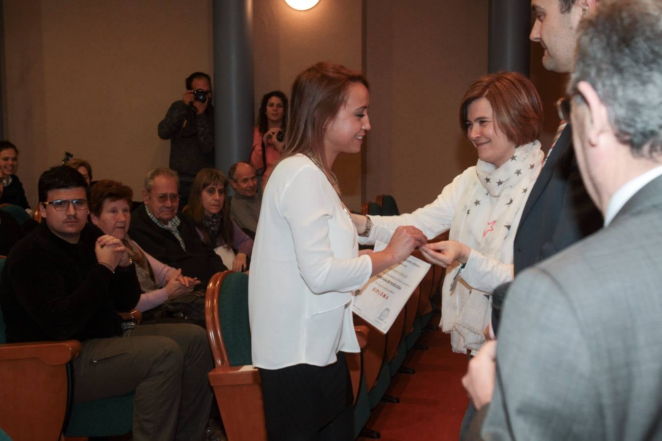 Entrega de diplomas e insignias a los titulados 2013/2014 de de la UNED