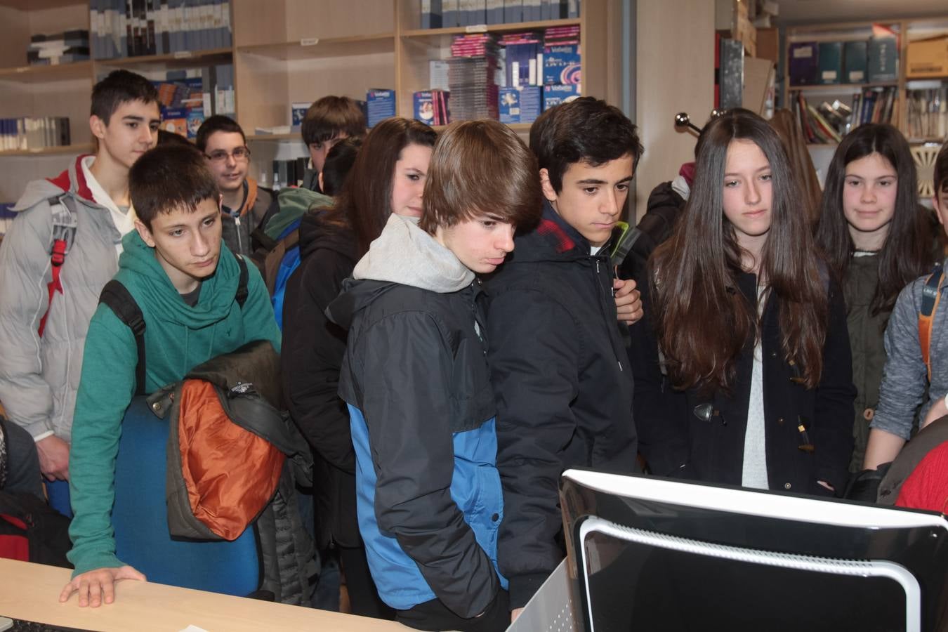 Alumnos de 3º A de la ESO del colegio Marianistas visitan la multimedia de Diario LA RIOJA