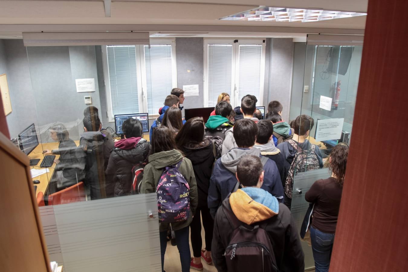Alumnos de 3º A de la ESO del colegio Marianistas visitan la multimedia de Diario LA RIOJA
