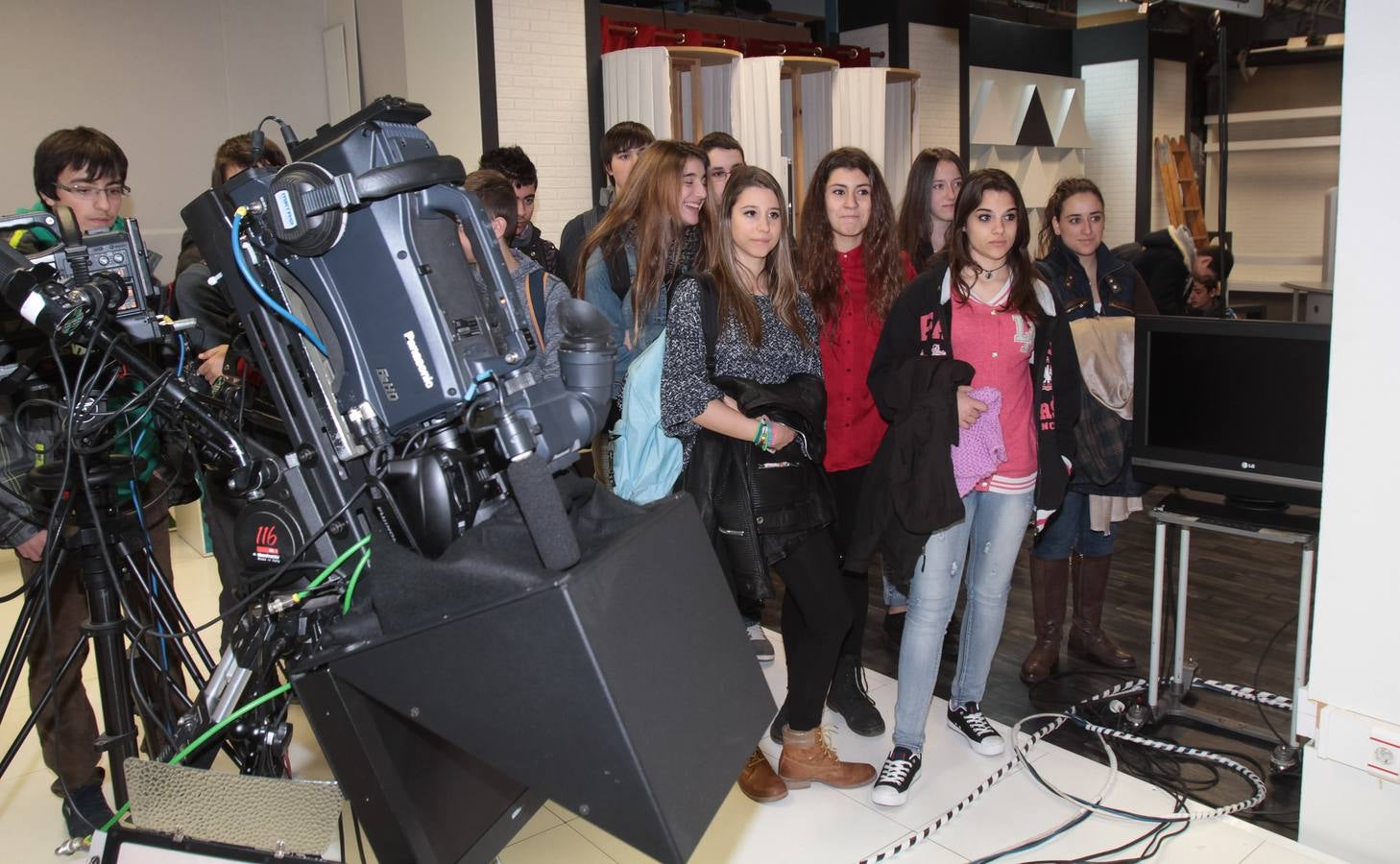 Alumnos de 3º A de la ESO del colegio Marianistas visitan la multimedia de Diario LA RIOJA