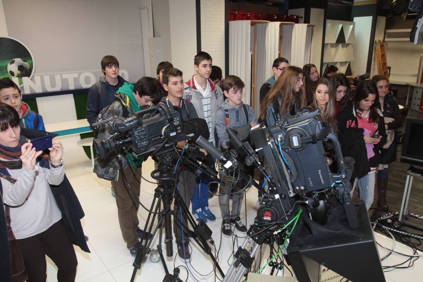 Alumnos de 3º A de la ESO del colegio Marianistas visitan la multimedia de Diario LA RIOJA