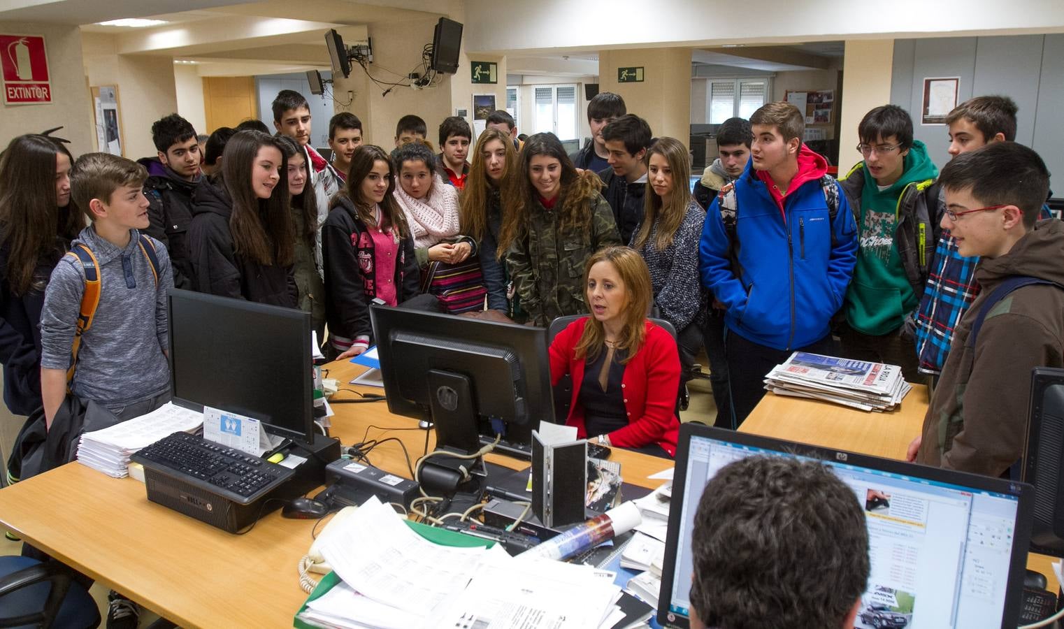 Alumnos de 3º A de la ESO del colegio Marianistas visitan la multimedia de Diario LA RIOJA