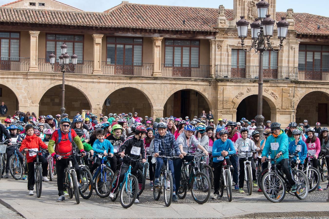 II Marcha Ciclista Solidaria, en favor de la Asociación Española contra el Cáncer en Santo Domingo de La Calzada