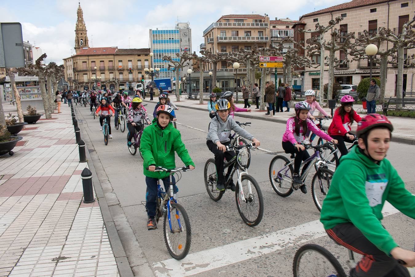 II Marcha Ciclista Solidaria, en favor de la Asociación Española contra el Cáncer en Santo Domingo de La Calzada