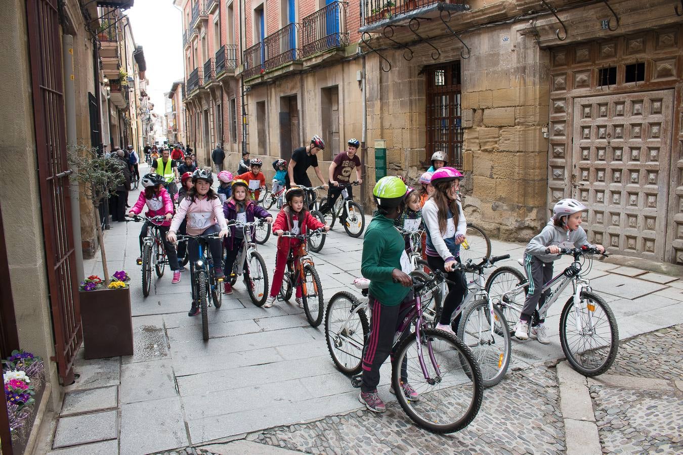 II Marcha Ciclista Solidaria, en favor de la Asociación Española contra el Cáncer en Santo Domingo de La Calzada