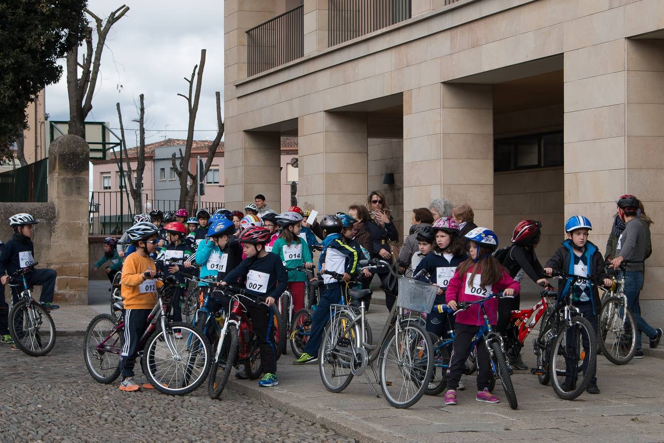 II Marcha Ciclista Solidaria, en favor de la Asociación Española contra el Cáncer en Santo Domingo de La Calzada