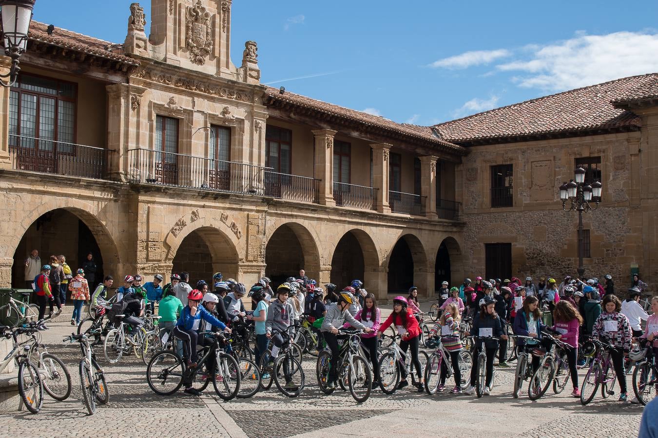 II Marcha Ciclista Solidaria, en favor de la Asociación Española contra el Cáncer en Santo Domingo de La Calzada