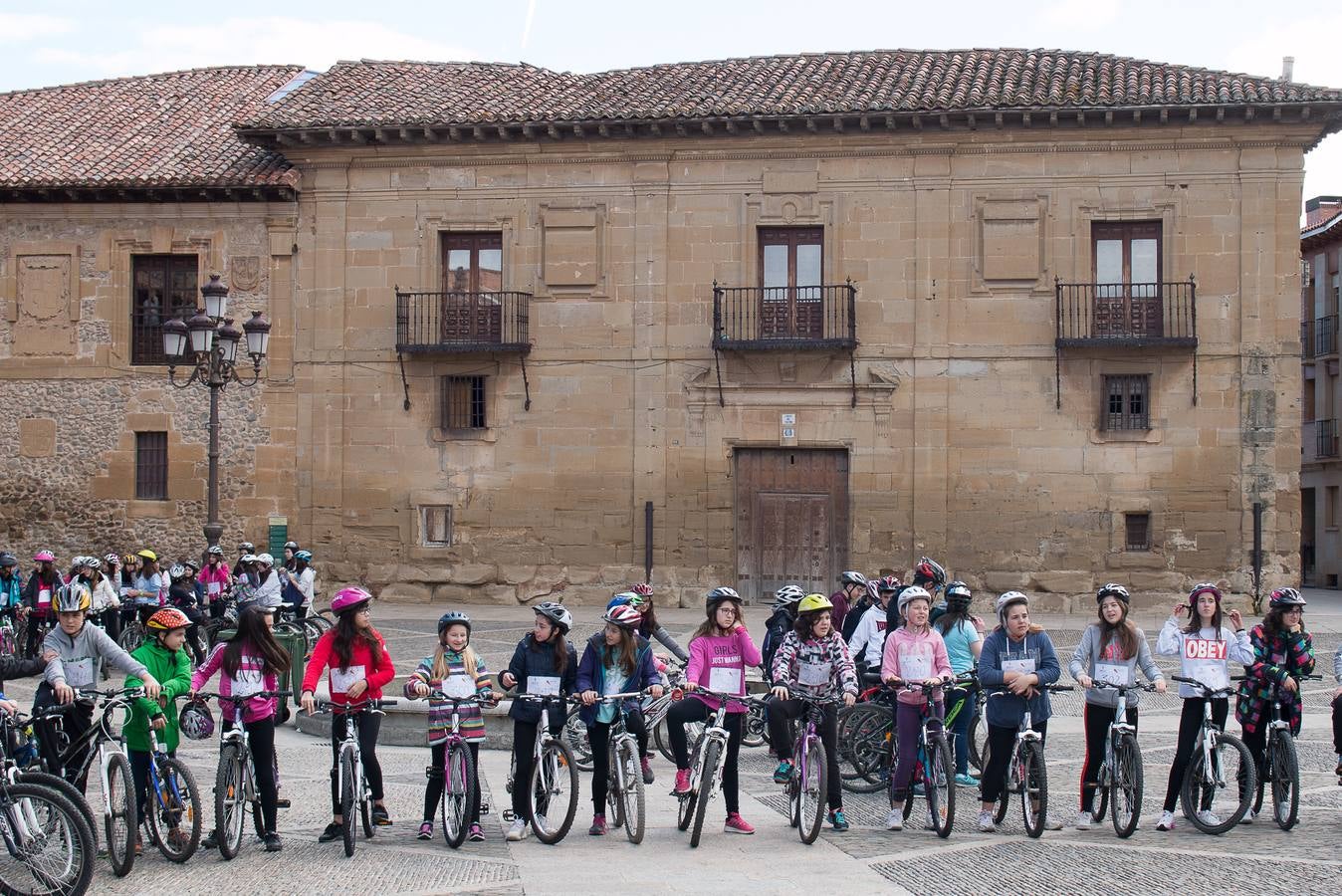 II Marcha Ciclista Solidaria, en favor de la Asociación Española contra el Cáncer en Santo Domingo de La Calzada