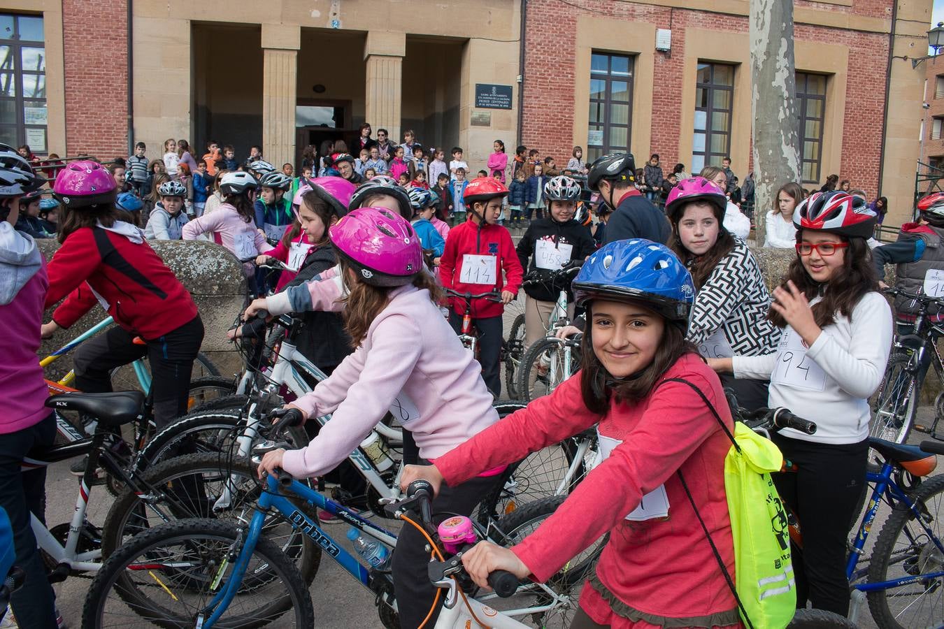 II Marcha Ciclista Solidaria, en favor de la Asociación Española contra el Cáncer en Santo Domingo de La Calzada