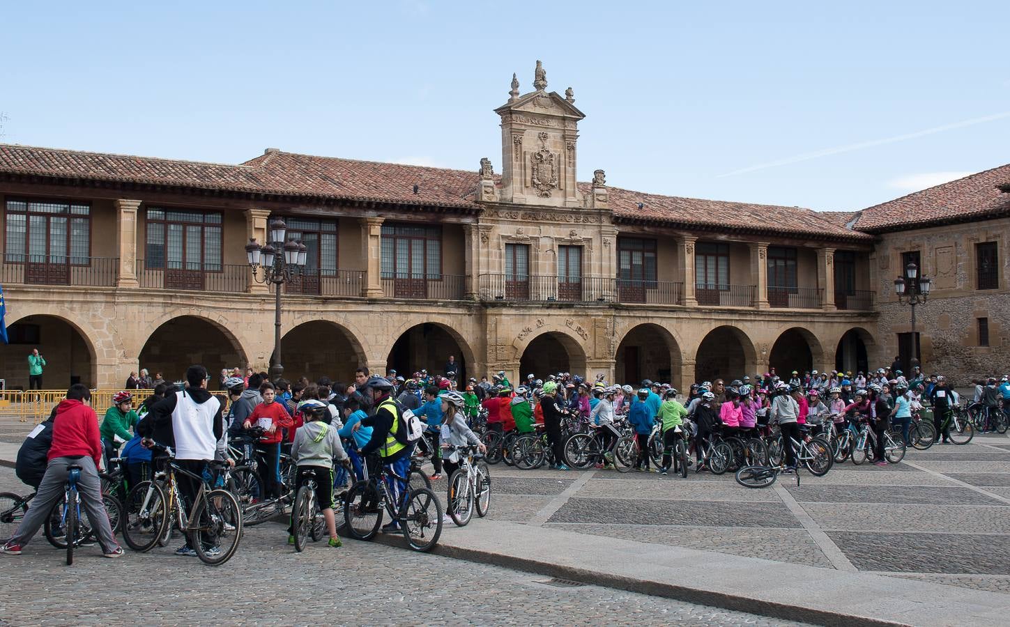 II Marcha Ciclista Solidaria, en favor de la Asociación Española contra el Cáncer en Santo Domingo de La Calzada