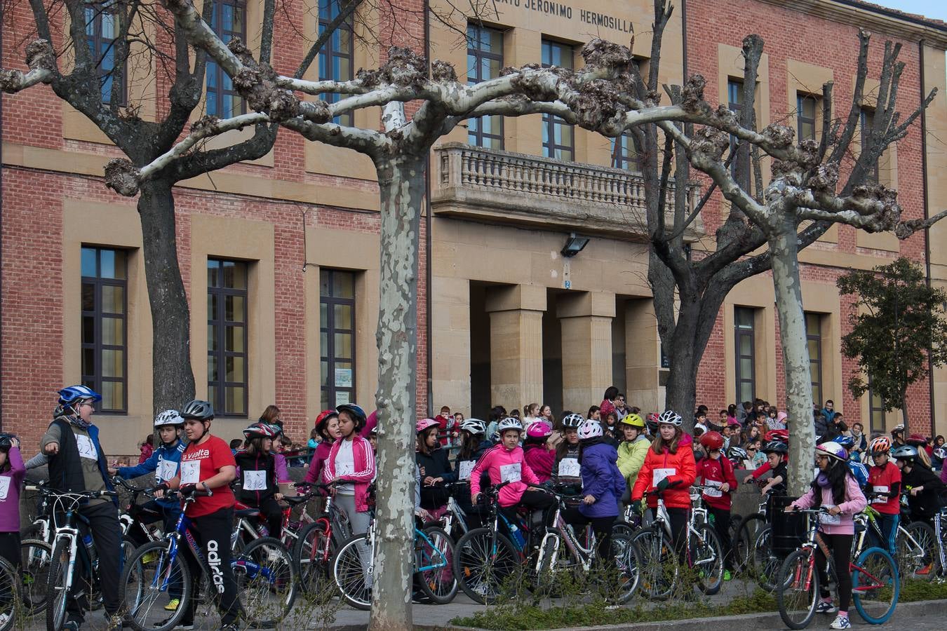 II Marcha Ciclista Solidaria, en favor de la Asociación Española contra el Cáncer en Santo Domingo de La Calzada