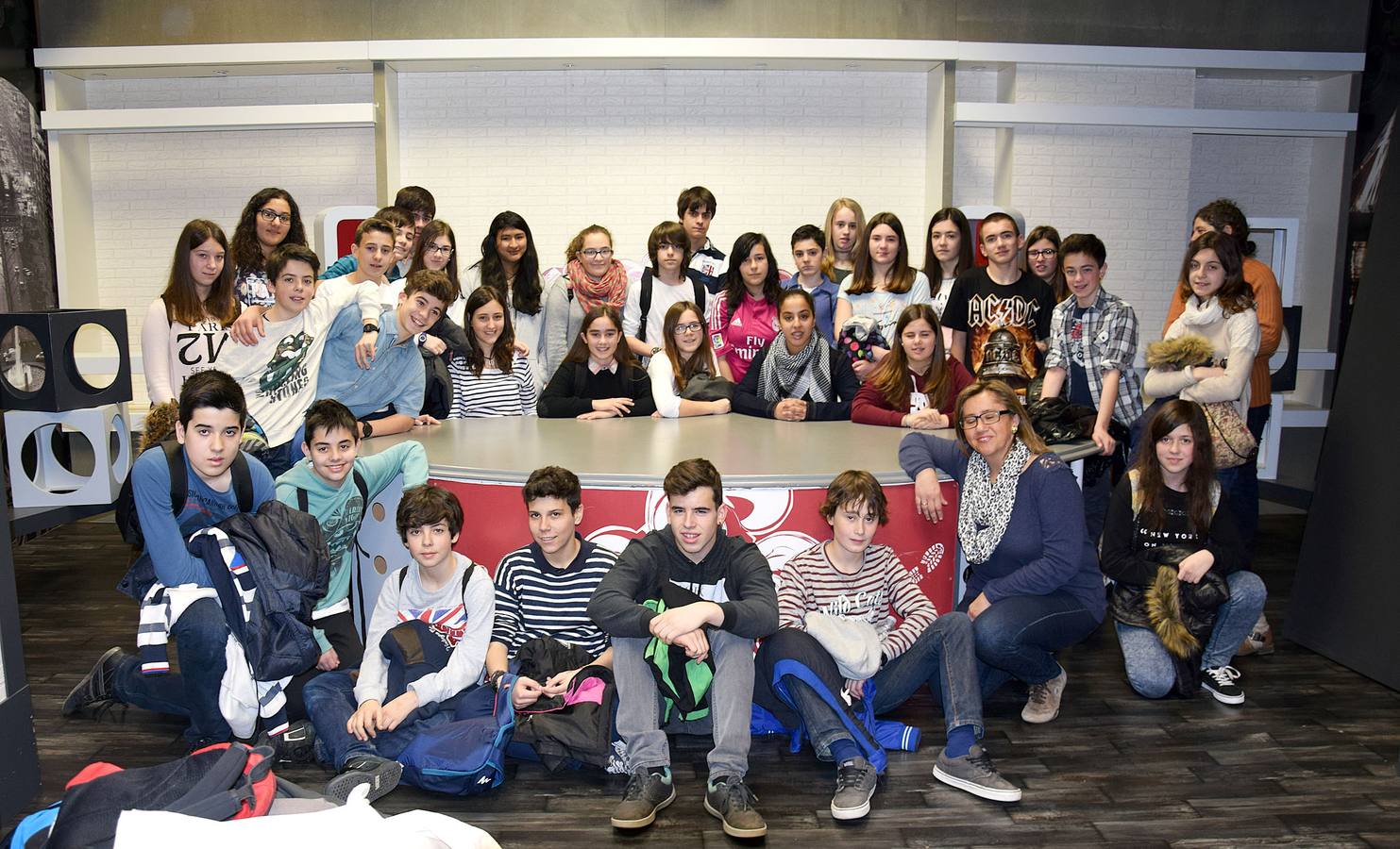 Alumnos de 1º y 2º de la ESO del Sies Rey Don García, sección Baños de Río Tobía, visitan la multimedia de Diario LA RIOJA