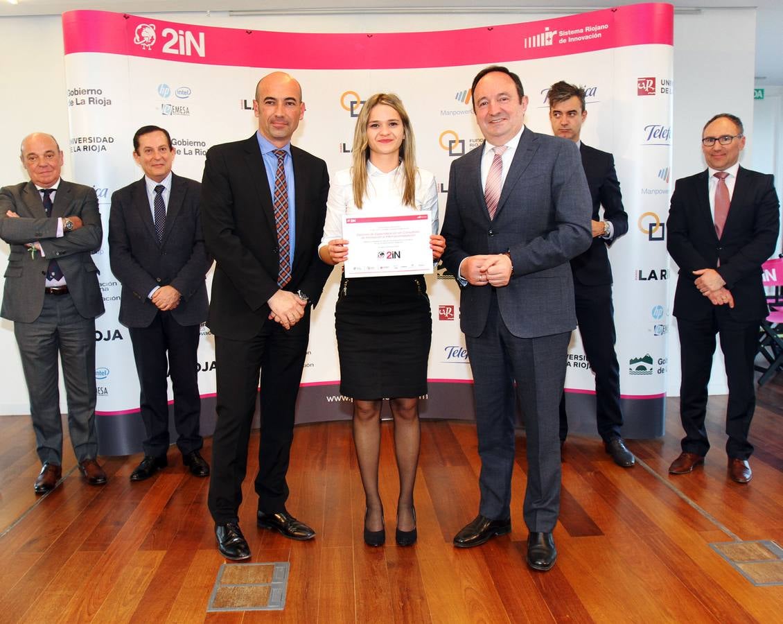 Entrega de los diplomas a los participantes del Proyecto 2IN