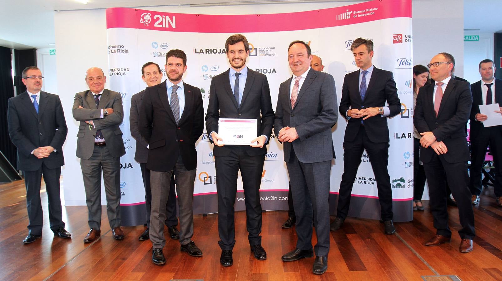 Entrega de los diplomas a los participantes del Proyecto 2IN