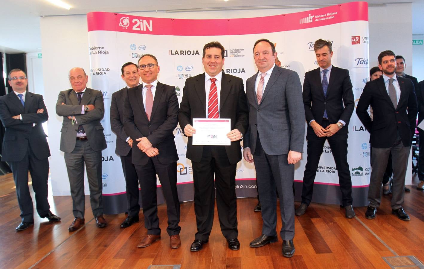 Entrega de los diplomas a los participantes del Proyecto 2IN