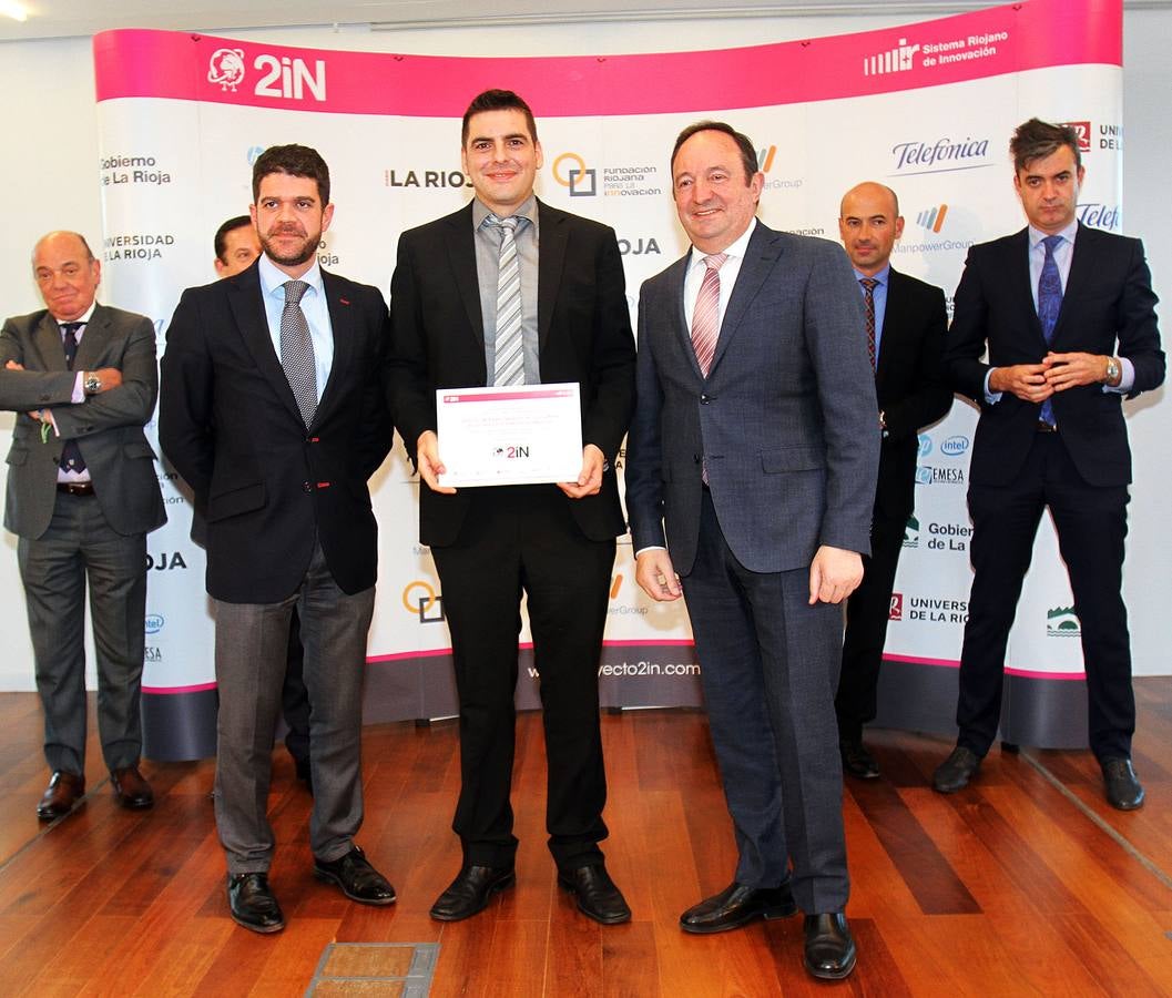 Entrega de los diplomas a los participantes del Proyecto 2IN