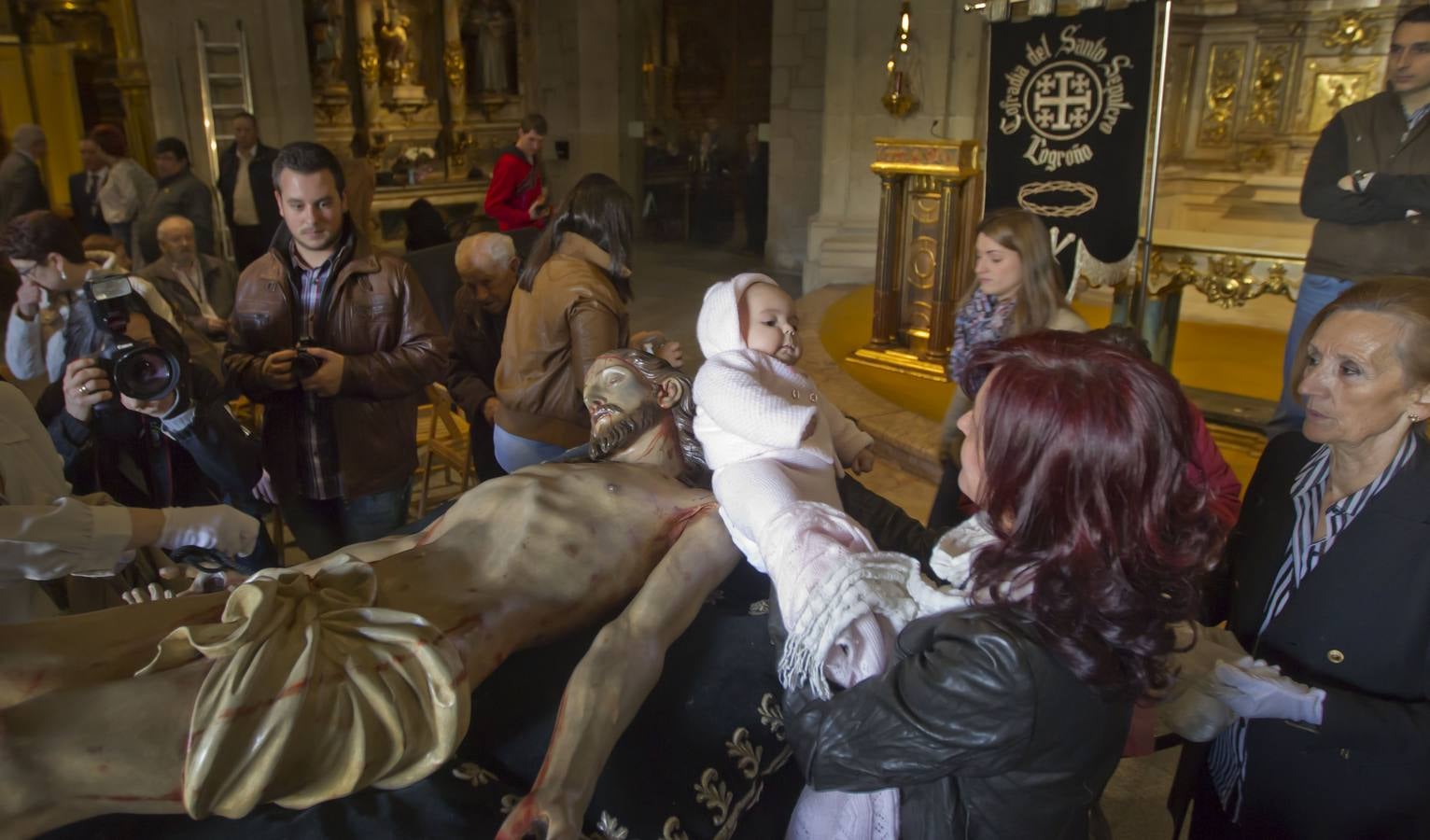 Logroño cumple su tradición de besar los pies del Cristo del Santo Sepulcro