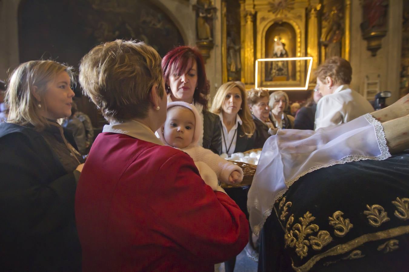 Logroño cumple su tradición de besar los pies del Cristo del Santo Sepulcro