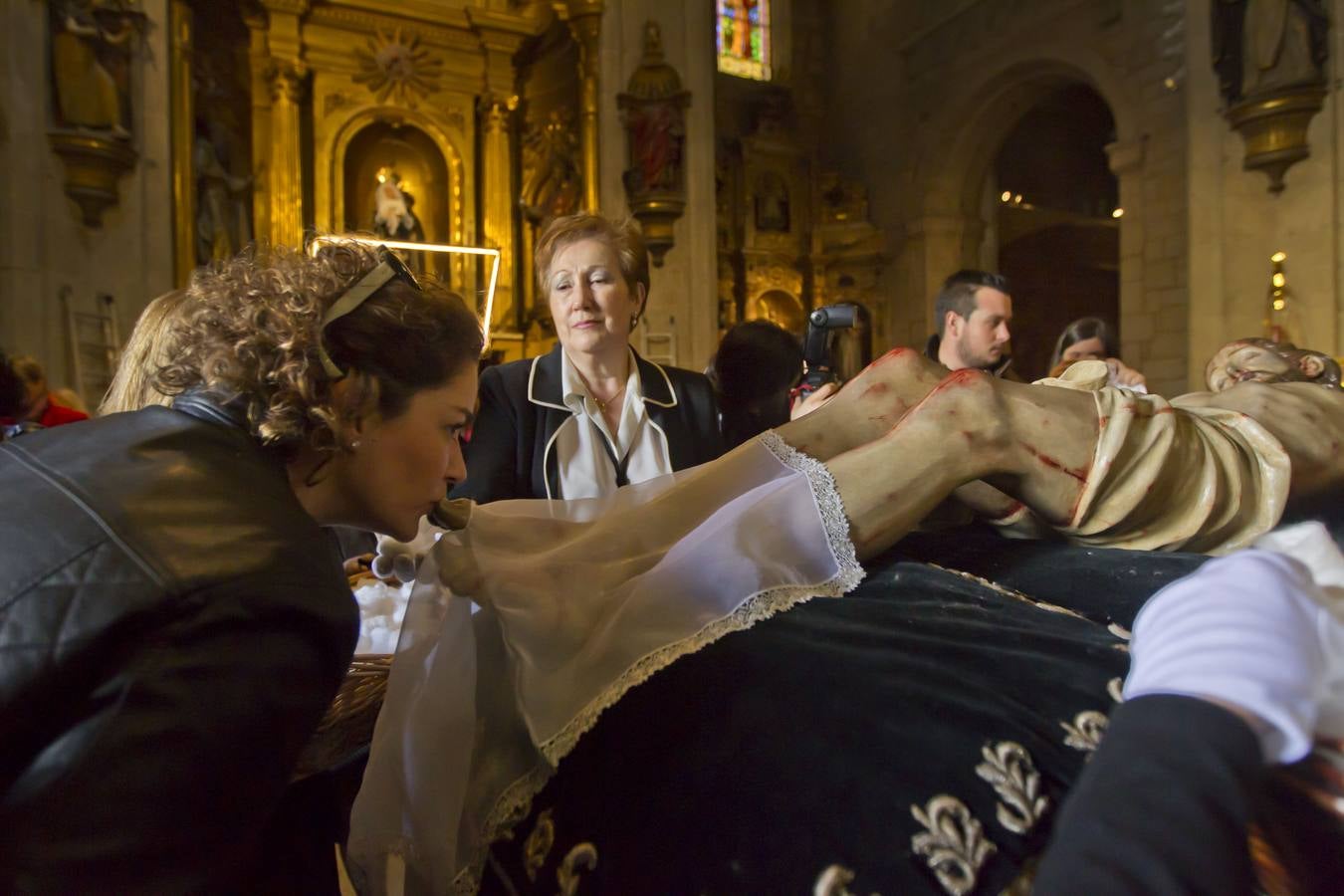 Logroño cumple su tradición de besar los pies del Cristo del Santo Sepulcro