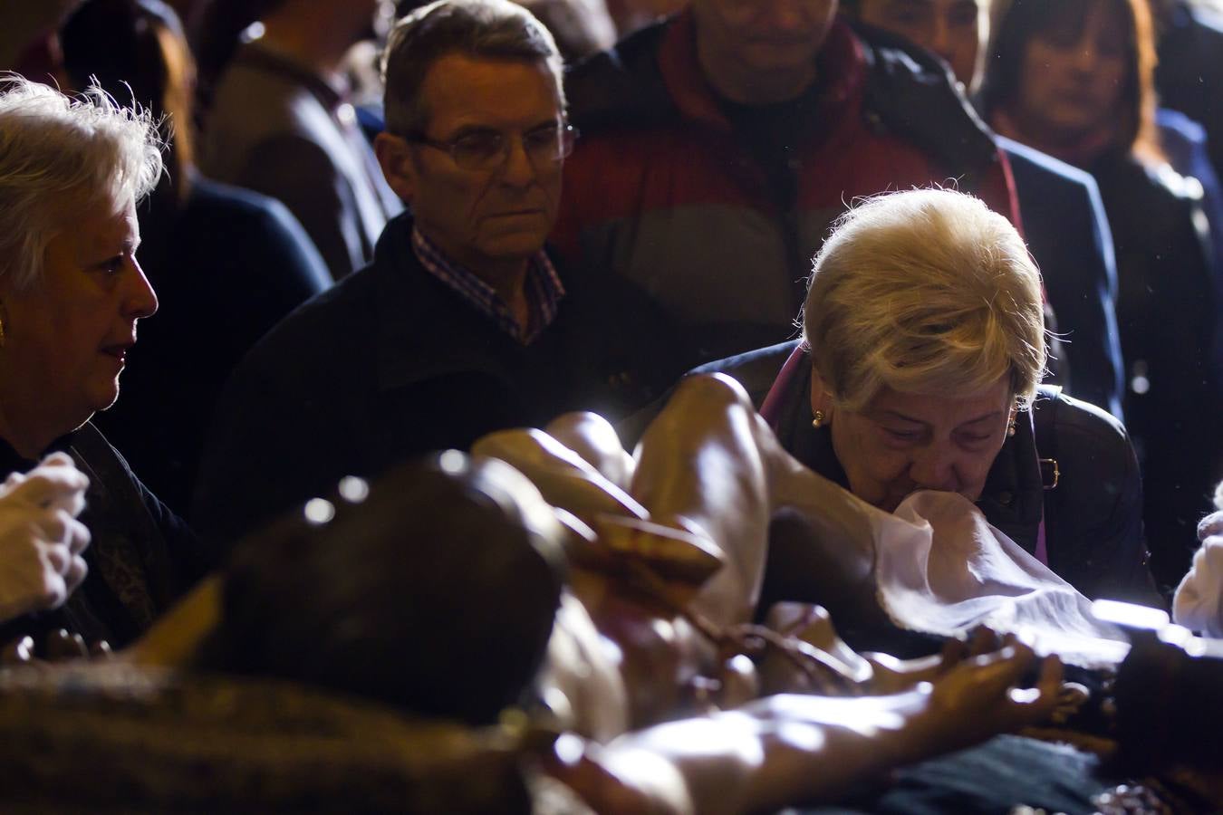Logroño cumple su tradición de besar los pies del Cristo del Santo Sepulcro